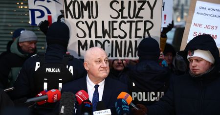 Pieniądze dla PiS. PKW wciąż bez decyzji