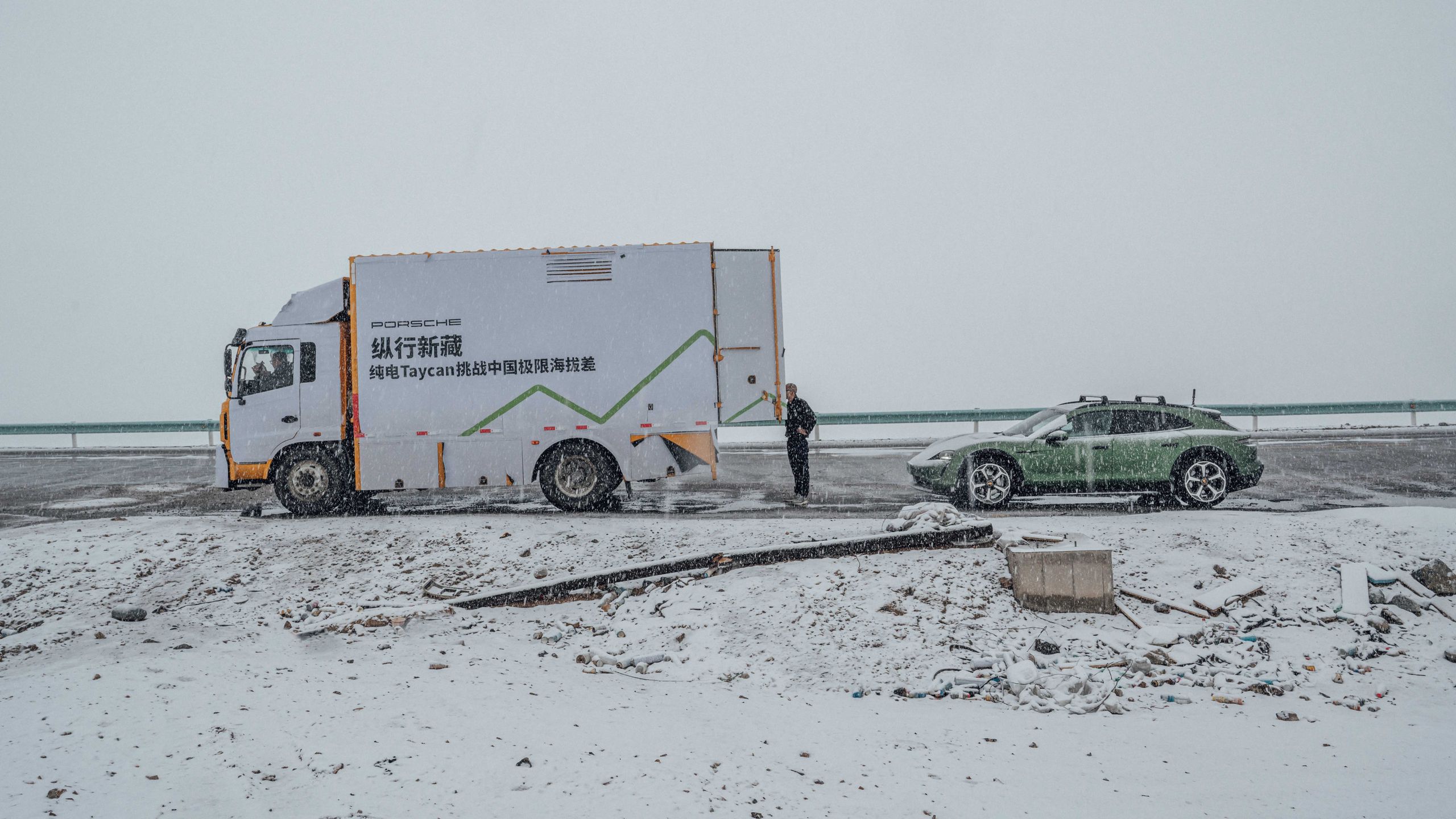 Porsche taycan cross turismo w drodze na Hongtu Daban