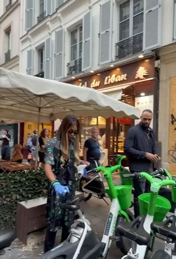 Naomi Campbell w rękawiczkach pruje przez Paryż na rowerze