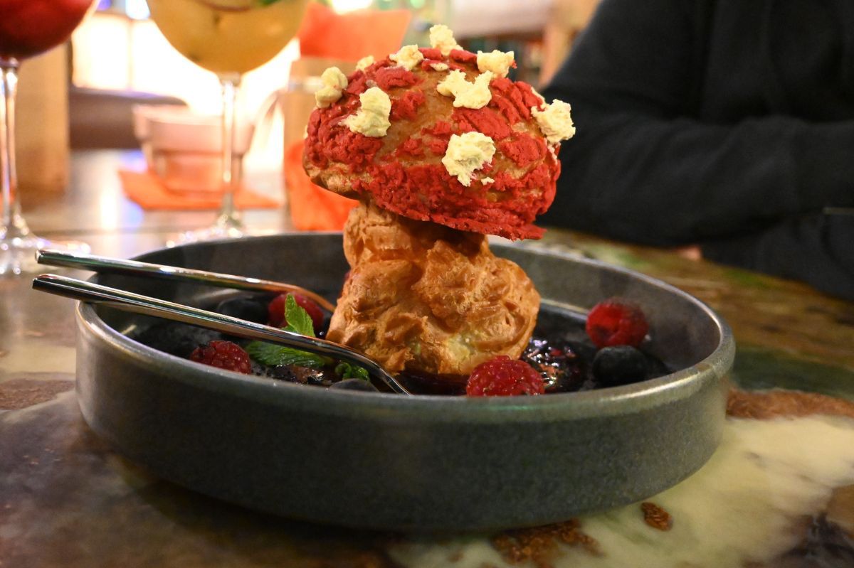 Deser jak grzyb i dąb w środku restauracji. Ta knieja zaskakuje