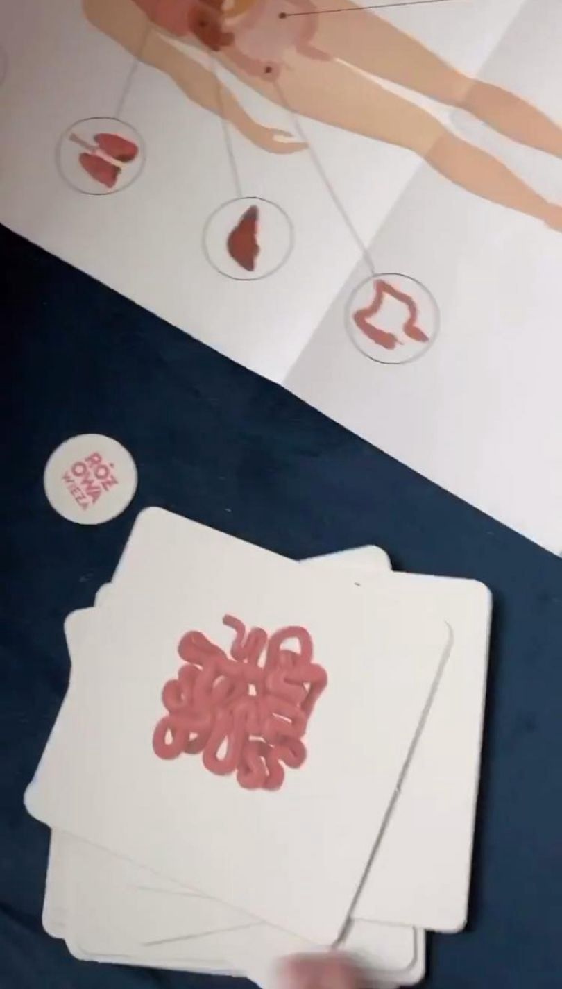 Anna Lewandowska uczy Klarę anatomii