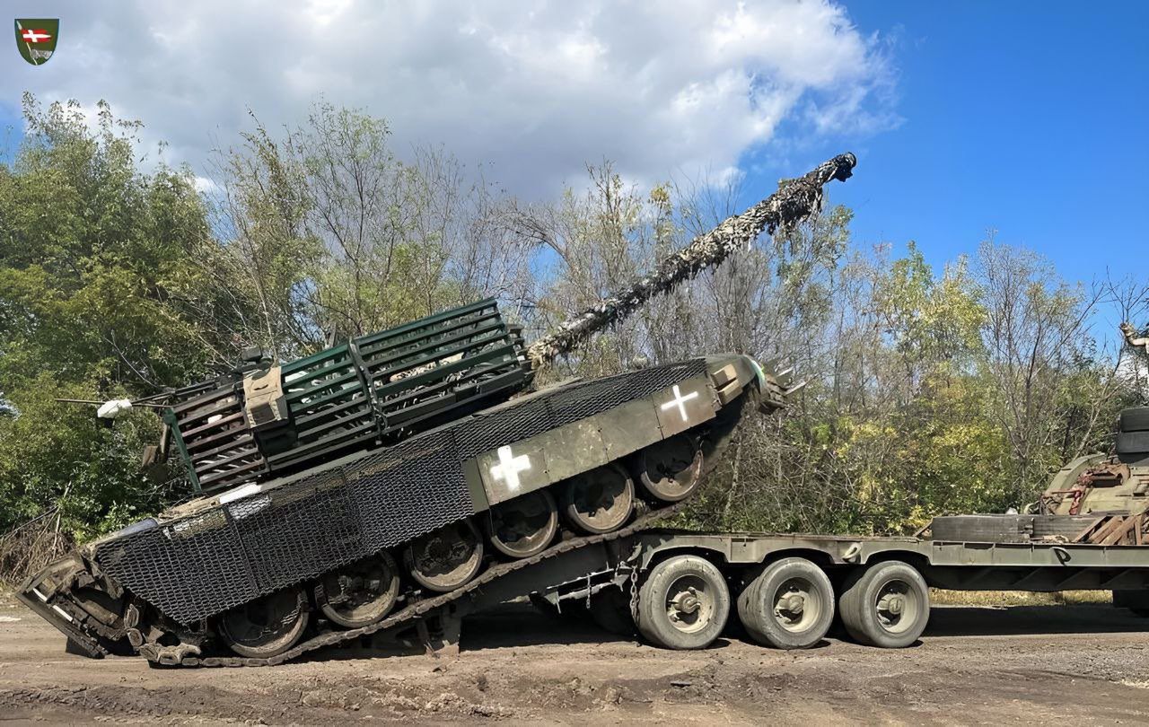 Ukraińska załoga ściąga z transportera kołowego czołg T-72B3 przejęty od Rosjan.