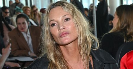 Kate Moss zasiadła w legginsach w pierwszym rzędzie. To już nie jest faux pas