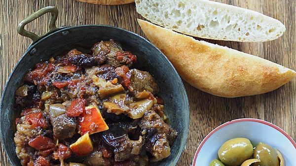 Marokański gulasz z suszonymi śliwkami i jabłkami