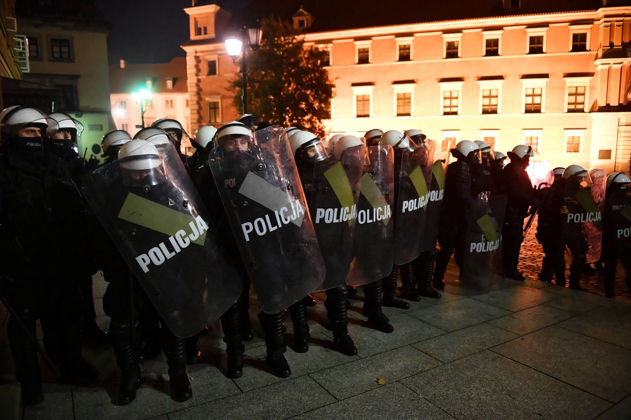 "Rz": Policjanci mają dosyć przyjeżdżania do stolicy na pilnowanie protestów