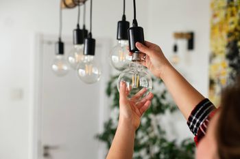 To najmodniejsze lampy do salonu. Projektanci je uwielbiają