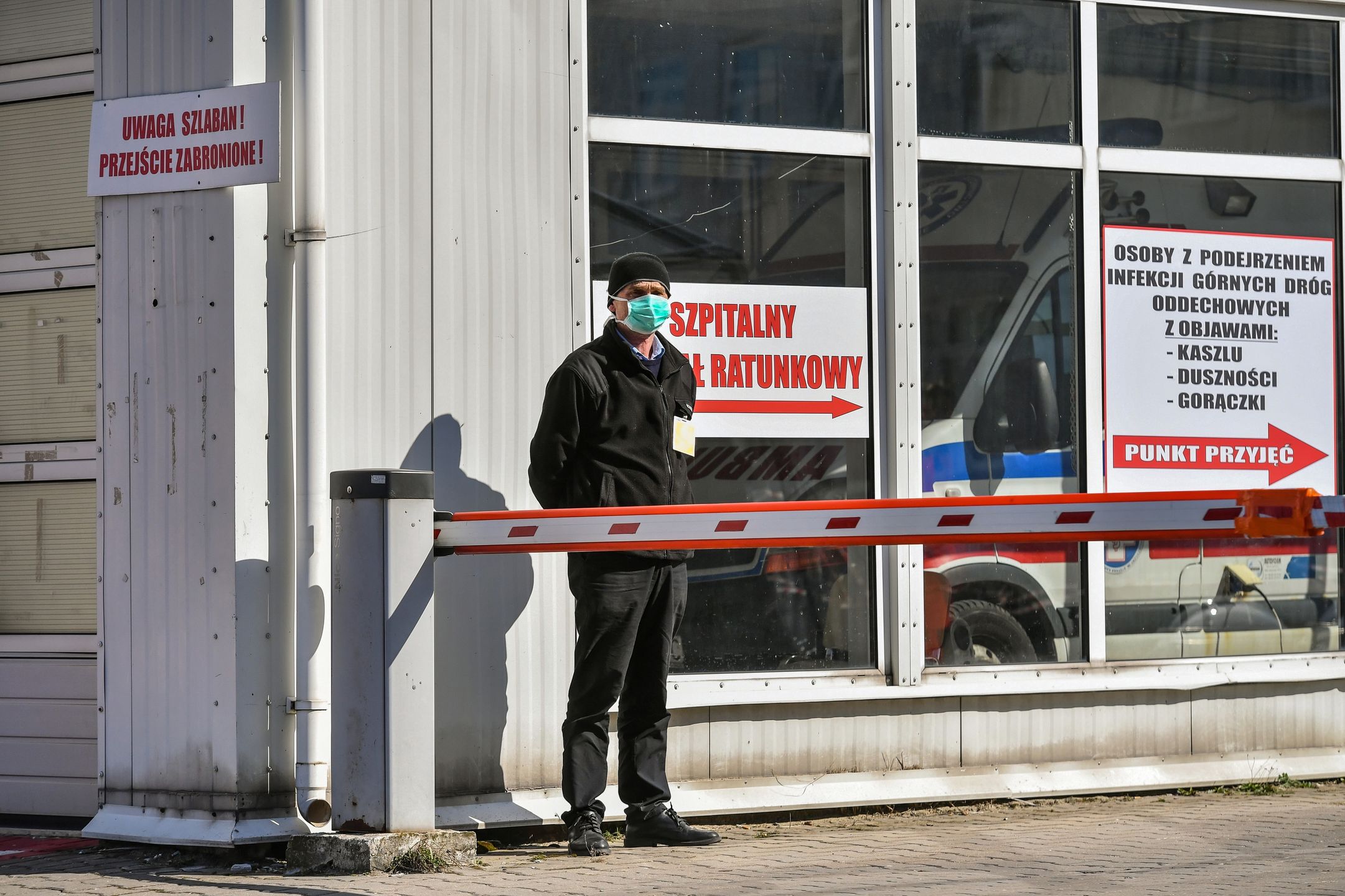 NFZ zapewnia, że leczenie wszystkich przypadków COVID-19 będzie bezpłatne.