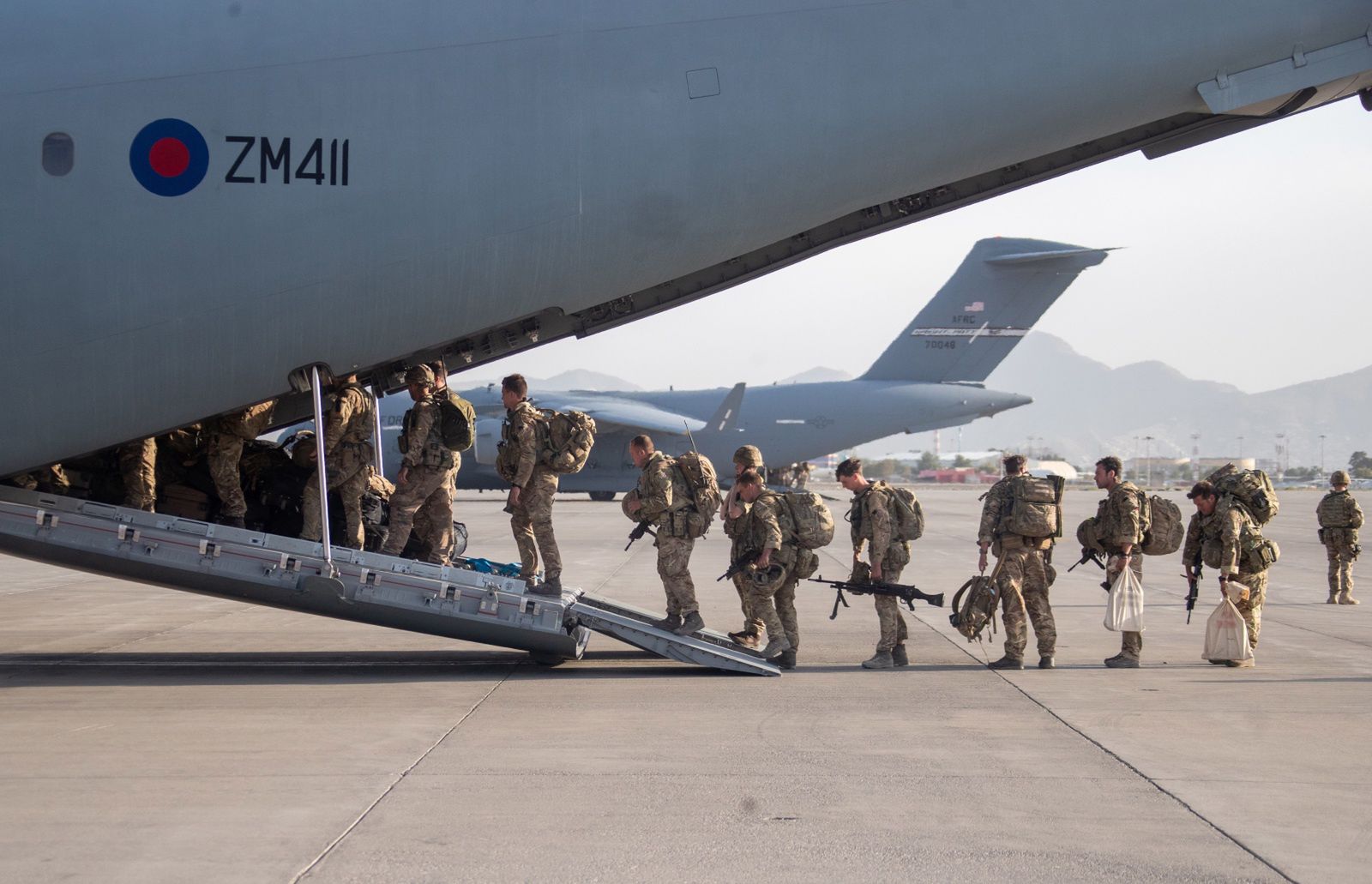 UK military personnel leave Afghanistanepa09434541 A handout picture provided by the British Ministry of Defence (MOD) shows UK military personnel onboard a A400M aircraft departing Kabul, Afghanistan, 28 August 2021, as part of Operation PITTING. Eligible Afghans are also being evacuated to the UK via the UAE under the Afghan Relocation and Assistance Program (ARAP). Some will land and be processed at RAF Brize Norton (BZZ).  EPA/JONATHAN GIFFORD / BRITISH MINISTRY OF DEFENCE / HANDOUT MANDATORY CREDIT: MOD/CROWN COPYRIGHT HANDOUT EDITORIAL USE ONLY/NO SALES Dostawca: PAP/EPA.JONATHAN GIFFORD / BRITISH MINISTRY OF DEFENCE / HANDOUTAfghanistan, Op Pitting, Departing, Evacuation, Royal Air Force, RAF, Equipment, Aircraft, Tanker and Transport, ATLAS, A400M, Tactical and strategic airlift