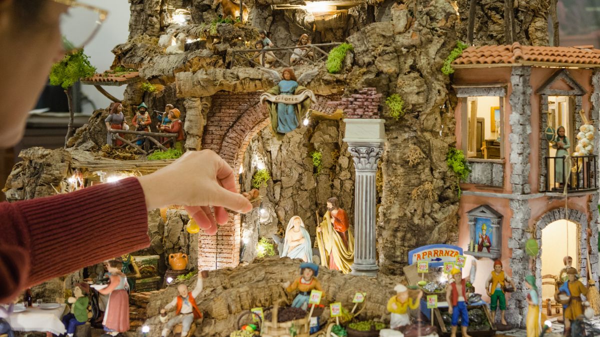 W Neapolu zainaugurowano świąteczny targ