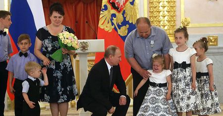 Kolejny szalony plan Putina. Chce wysłać dzieci do fabryk