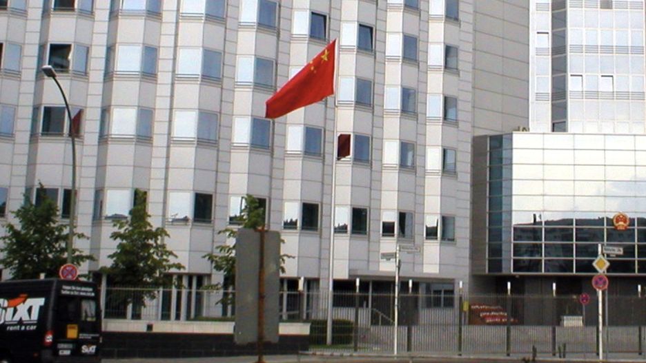 Chińska ambasada w Berlinie. Służby dyplomatyczne Chin tłumaczą działalność swoich "policyjnych biur"  w Niemczech pomocą obywatelom 