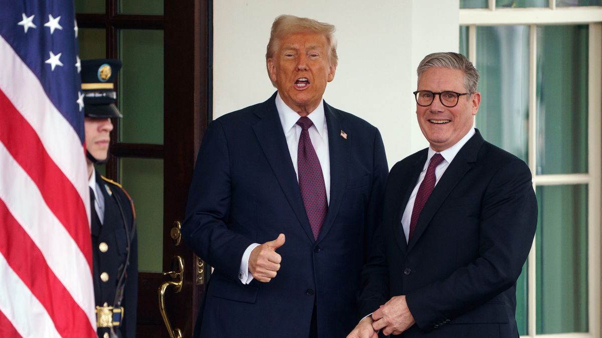 British Prime Minister Starmer meets US President Trump at the White House
epaselect epa11928379 US President Donald Trump (L) greets British Prime Minister Keir Starmer (R) at the White House Washington, DC, USA, 27 February 2025.  EPA/WILL OLIVER 
Dostawca: PAP/EPA.
WILL OLIVER
epaselect
