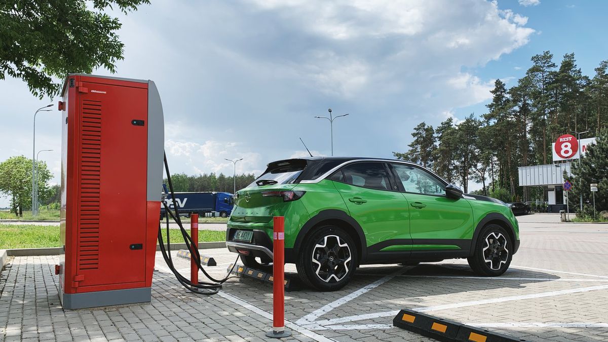 Dzięki szybkim ładowarkom proces ładowania może wynieść mniej niż godzinę