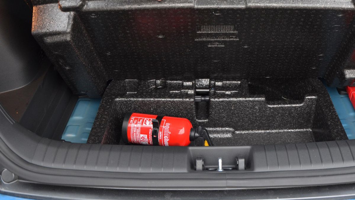 Niezbyt roztropne umieszczenie gaśnicy. Nie dość, że pod podłogą bagażnika, to jeszcze pod jej drugim poziomem.