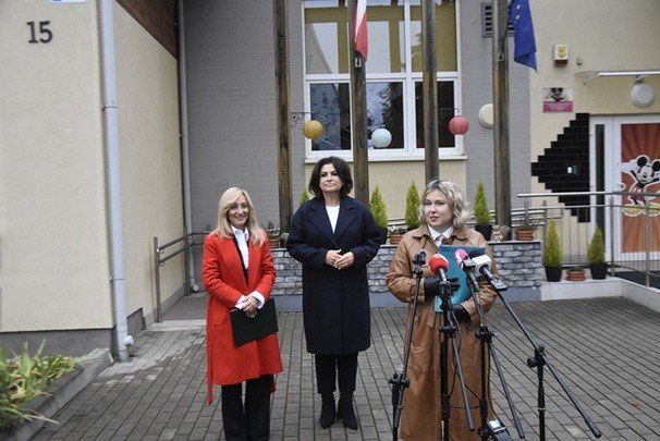 Posłanka Sylwia Bielawska i senator Agnieszka Kołacz-Leszczyńska mówiły jakie korzyści dał po roku program &#34;Aktywny Rodzic&#34;