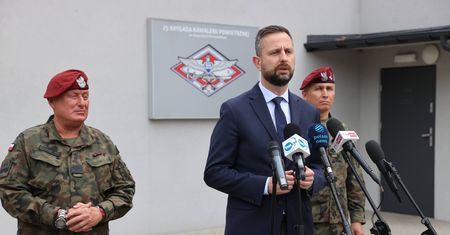 Kosiniak-Kamysz na sekundę przerwał konferencję. Żołnierze wyszli