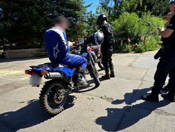 Jeździł po lesie crossem. 20-latek nie miał uprawnień, a motocykl badań i ubezpieczenia