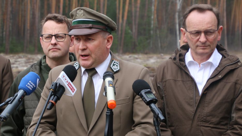 Politycy Suwerennej Polski podczas szkolnej uroczystości