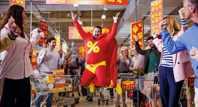 Kapitan Złotówka zachęca do oszczędnych zakupów w Kauflandzie