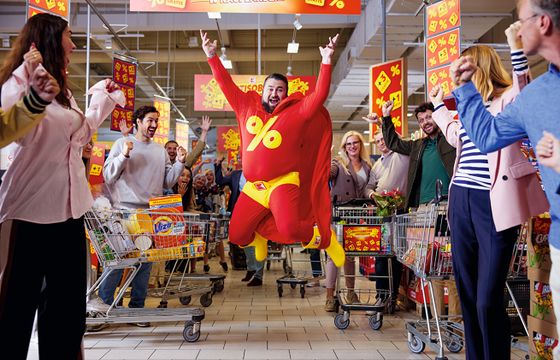 Kapitan Złotówka zachęca do oszczędnych zakupów w Kauflandzie