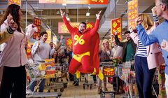 Kapitan Złotówka zachęca do oszczędnych zakupów w Kauflandzie