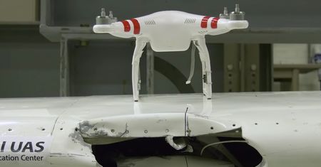Dron może zniszczyć samolot. Naukowcy to sprawdzili