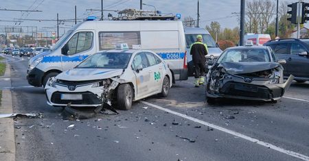 Wjechał na czerwonym świetle, uderzył w bok toyoty. Zderzenie dwóch „Boltów” na skrzyżowaniu