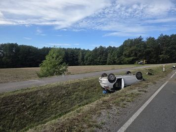 Dachowanie Seata w powiecie opatowskim. Matka i dwójka dzieci trafili do szpitala