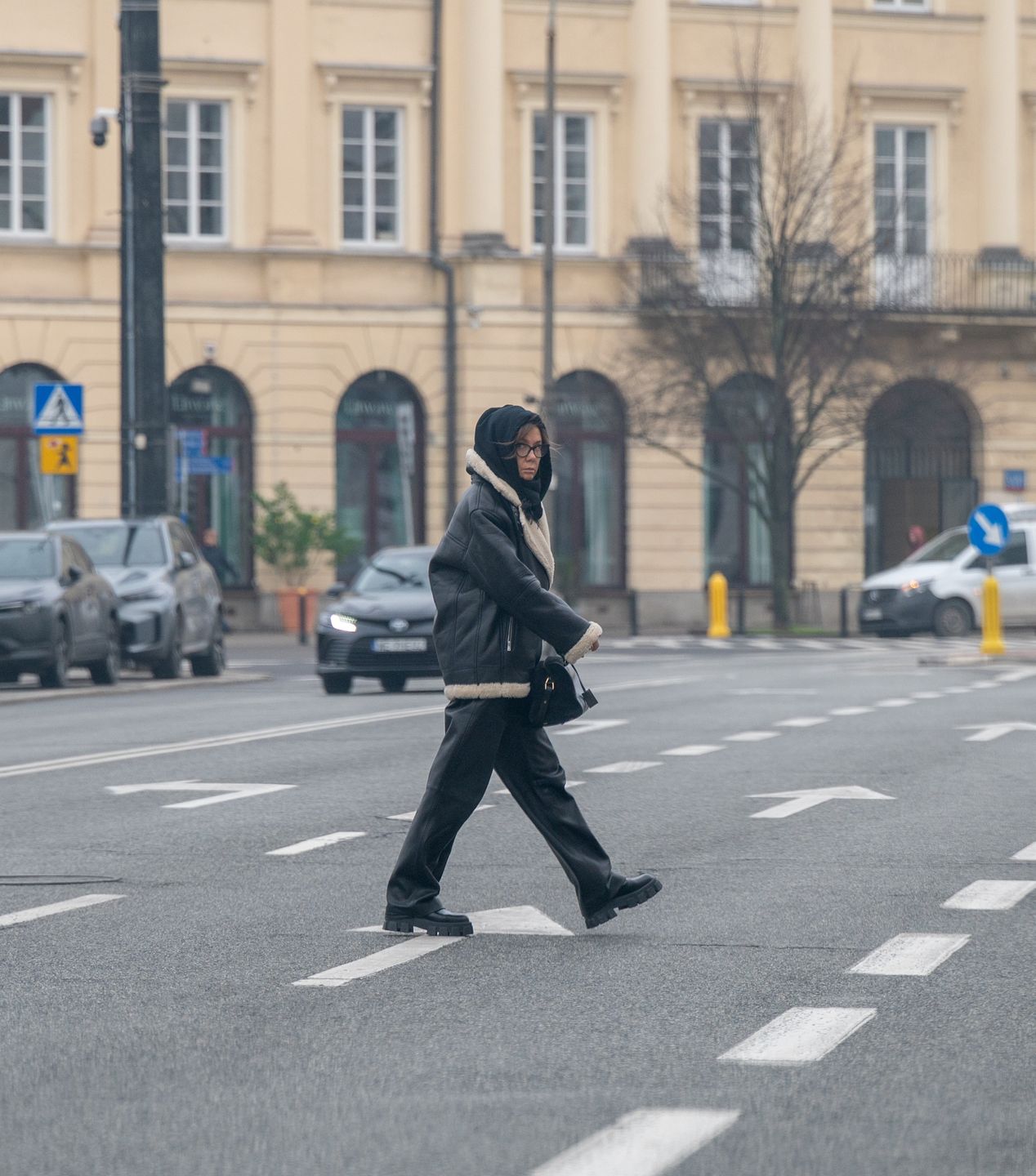 Kinga Rusin maszeruje po Warszawie