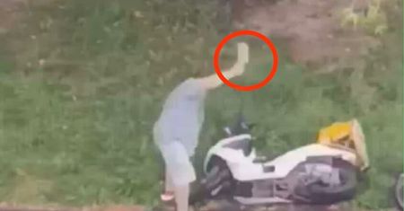Warszawa: Stwierdził, że motocykle jeżdżą za głośno. Uszkodził trzy jednoślady. "Uderzał w nie tasakiem"