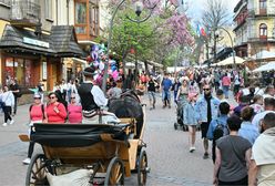 Kolejni turyści odkryli Zakopane. Zjeżdżają autokarami, płacą fortunę