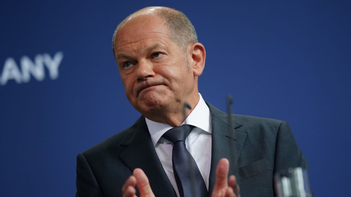 Press conference by Chancellor Scholz on current energy policy issues
epa10086096 German Chancellor Olaf Scholz speaks during a press conference on current energy policy issues at the Chancellery in Berlin, Germany, 22 July 2022. Scholz announced the German government will participate with 30 percent in the struggling energy supplier Uniper. The company would be of crucial importance in the energy supply of citizens and of companies, Scholz said.  EPA/CLEMENS BILAN 
Dostawca: PAP/EPA.
CLEMENS BILAN
