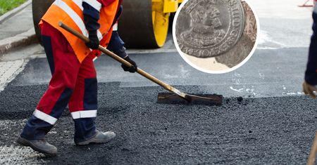 Remontowali ulicę w Ełku. Znaleźli skarb z czasów potopu szwedzkiego