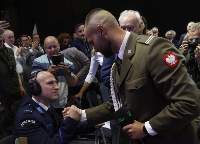 Łukasz na gali "Złota Garda", podczas której żołnierz Mateusz przekazał nagrodę na licytację dla niego.