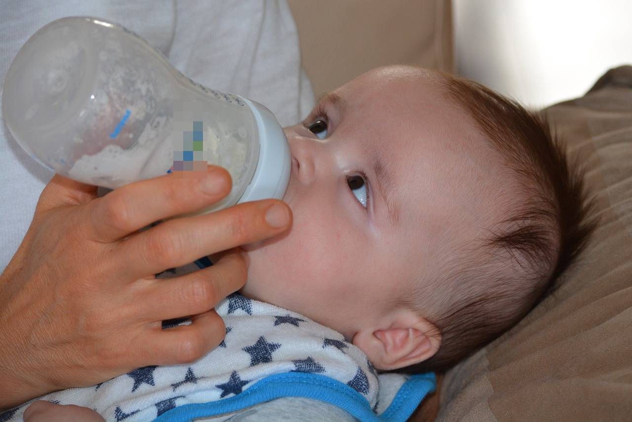 GIS ostrzega: Bakterie w mleku dla niemowląt