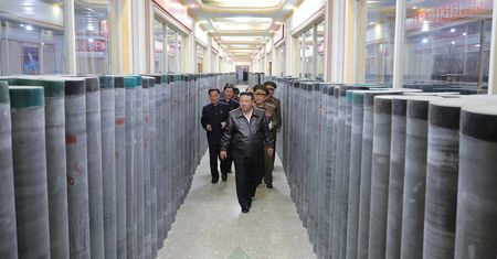 Kim Dzong Un nadzoruje symulacje nuklearne. Ćwiczą uderzenie we wrogów