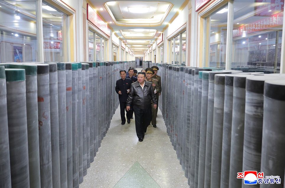 Kim Dzong Un nadzoruje symulacje nuklearne. Ćwiczą uderzenie we wrogów