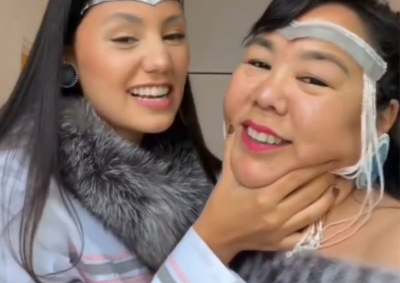 Matka i córka zaprezentowały prawdziwy "eskimoski pocałunek"