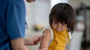 Spór wokół szczepień w USA. Lekarze odchodzą od wytycznych CDC i ostrzegają przed powrotem chorób