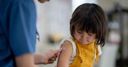 Spór wokół szczepień w USA. Lekarze odchodzą od wytycznych CDC i ostrzegają przed powrotem chorób