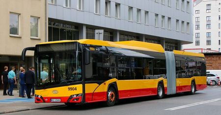 Warszawa. Piątkowe zgromadzenia i przemarsze. Zmiany w kursowaniu komunikacji miejskiej
