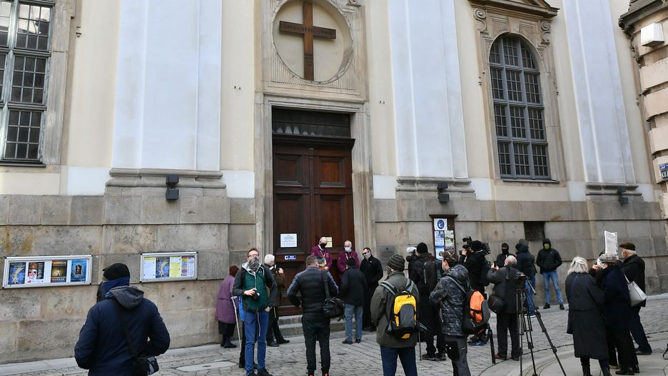 Wierni oraz przedstawiciele mediów zgromadzeni przed kościołem pw. Najświętszego Imienia Jezus we Wrocławiu, 20 bm. W świątyni trwa msza żałobna w intencji zmarłego w poniedziałek b. metropolity wrocławskiego kard. Henryka Gulbinowicza.
