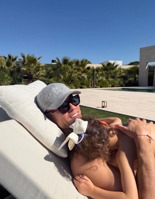 Ronaldo z córką w przydomowym ogrodzie