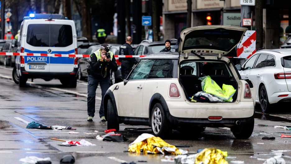 A car drives into a group of people in Munich
13 February 2025, Bayern, Munich: Police officers investigate a car near a crime scene in Munich city center, where a vehicle drove into a group of people. As the police announced on Platform X, several people were injured. "We are currently on the scene with strong forces," said a police spokesperson. Photo: Matthias Balk/dpa 
Dostawca: PAP/DPA.
Matthias Balk