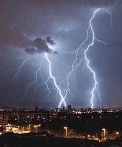 Nie stój przy oknie podczas burzy. Babcie miały rację