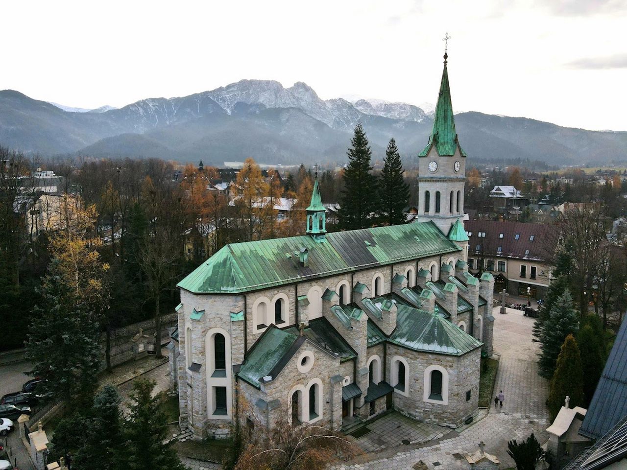 Lunapark przy kościele na Krupówkach. Ludzie oburzeni, ksiądz nie widzi problemu