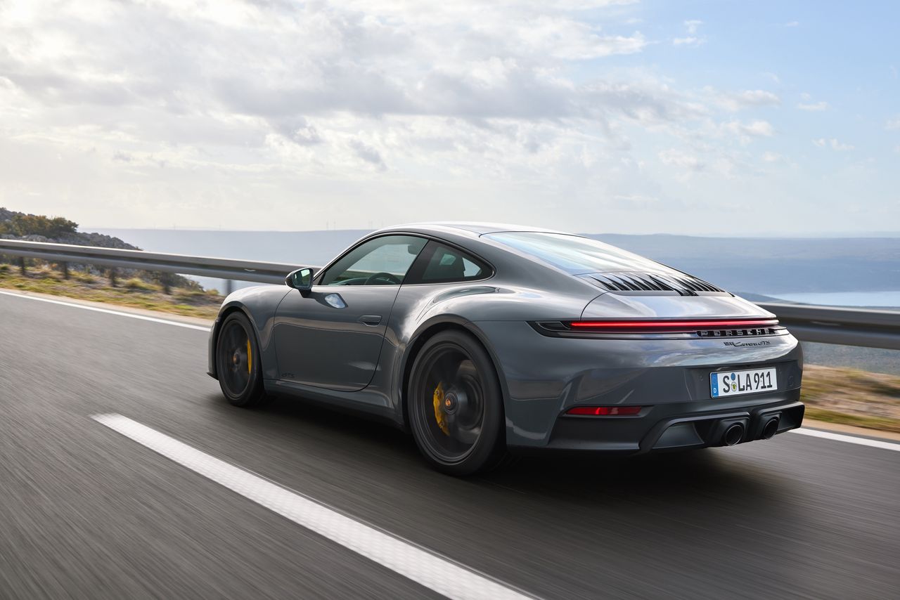 Porsche pokazało pierwsze hybrydowe 911. Ma więcej mocy i… większy silnik