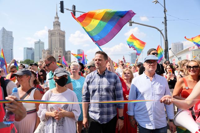 Realizujemy, co obiecaliśmy - zapewnił Rafał Trzaskowski pytany o kartę LGBT