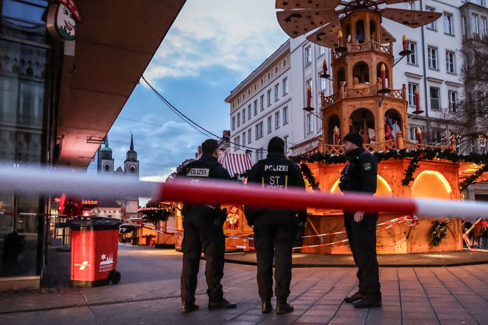 Police patrol next to the Christmas market in Magdeburg, Germany, 22 December 2024. According to Saxony-Anhalt State Premier Haseloff, five people were confirmed dead and at least 200 were injured, after a car was driven into a crowd at Magdeburg's Christmas market on 20 December. The suspect, a Saudi national, was taken into custody. EPA/FILIP SINGER Dostawca: PAP/EPA.