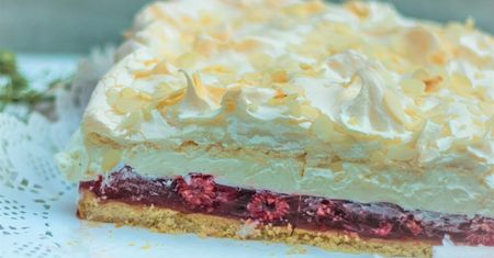 Zrób malinową chmurkę bez pieczenia. Sprawdzi się nie tylko na Dzień Ojca
